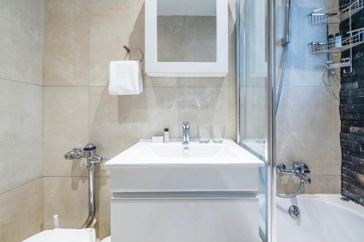 Charming In Greenpoint Apartment